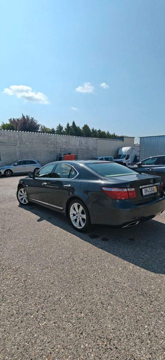 Lexus LS 600 h President