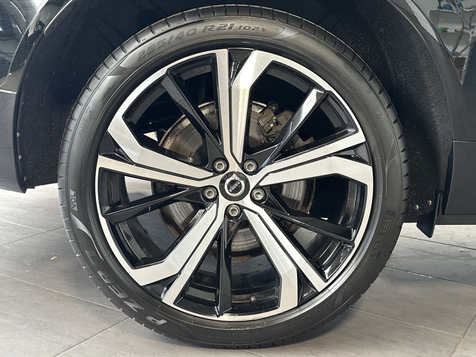 Fahrzeugabbildung Volvo XC60 B4 D Plus Dark NAV+MATRIX+ACC+21ZOLL+ALARM