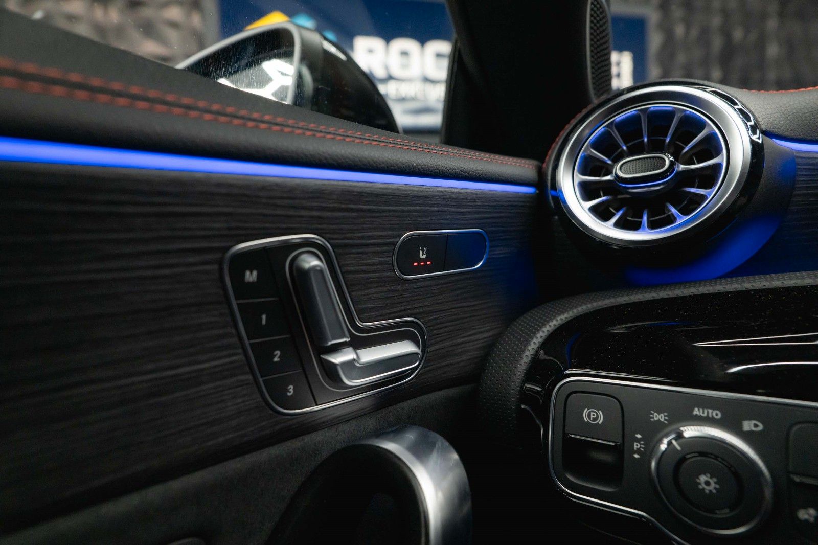 Fahrzeugabbildung Mercedes-Benz CLA 35 AMG 4Matic Performance Night-Paket | Pano