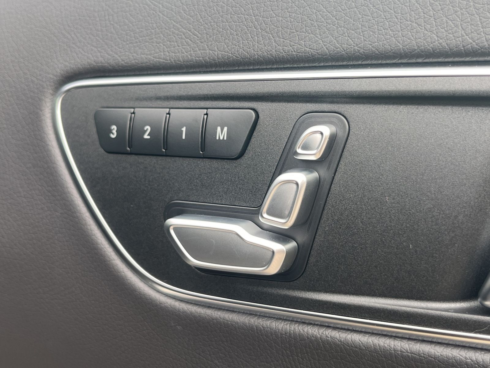 Fahrzeugabbildung Mercedes-Benz GLA 180 AMG-LINE*NIGHT-PAKET*LED*KEYLESS*LEDER**