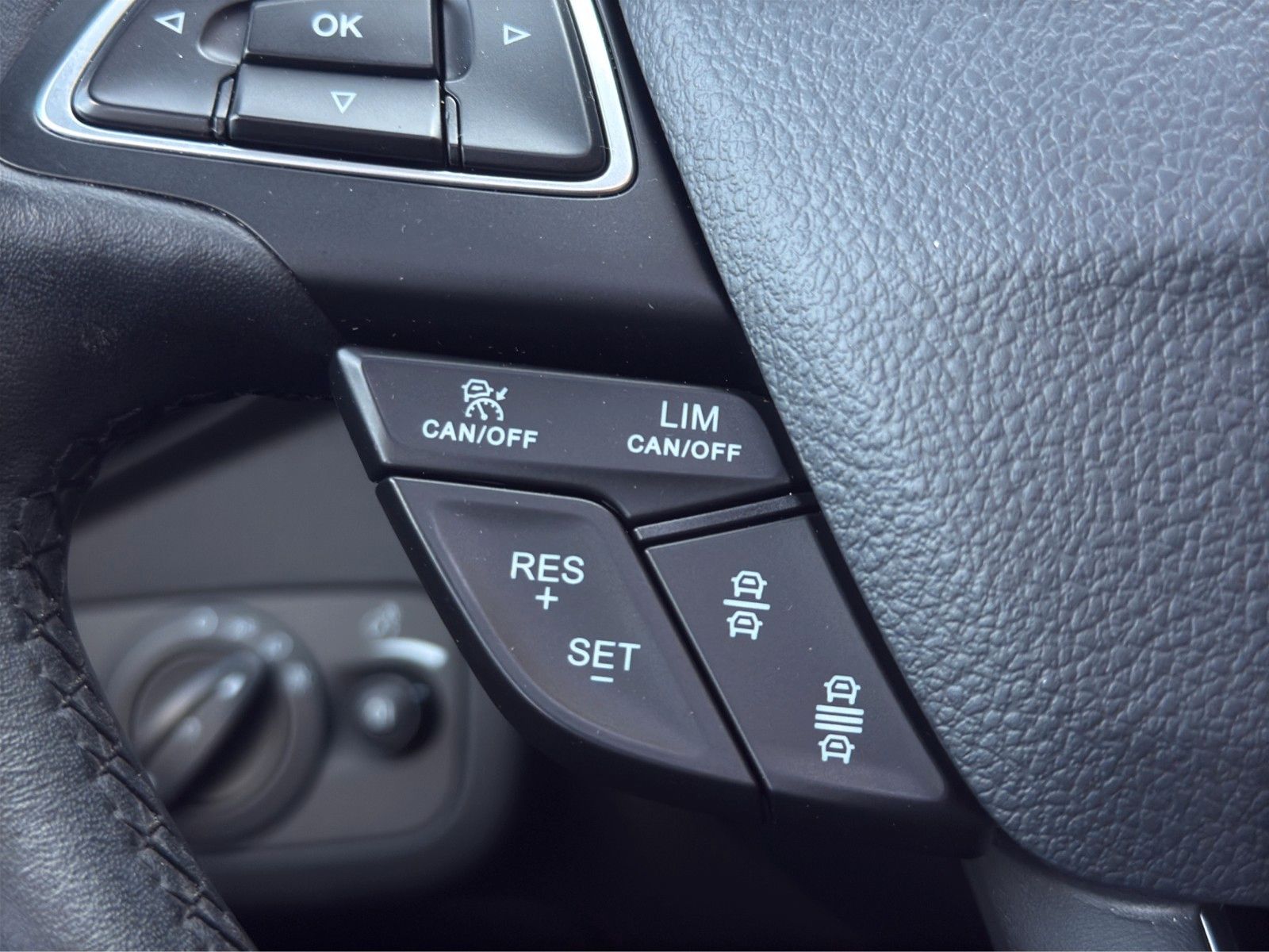 Fahrzeugabbildung Ford Kuga Titanium*Bhz-Lenkrad*RFK*ACC*Pano*Bi-Xenon*