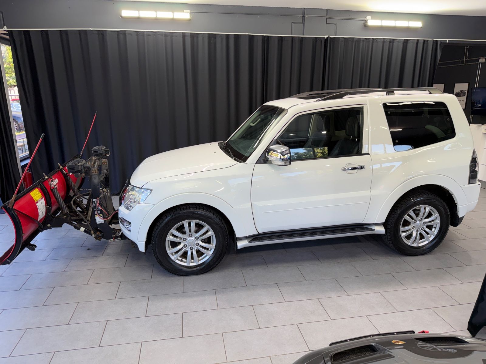 Fahrzeugabbildung Mitsubishi Pajero 3.2 DI-D Top|LEDER|NAVI|SCHNEESCHILD|BOSS
