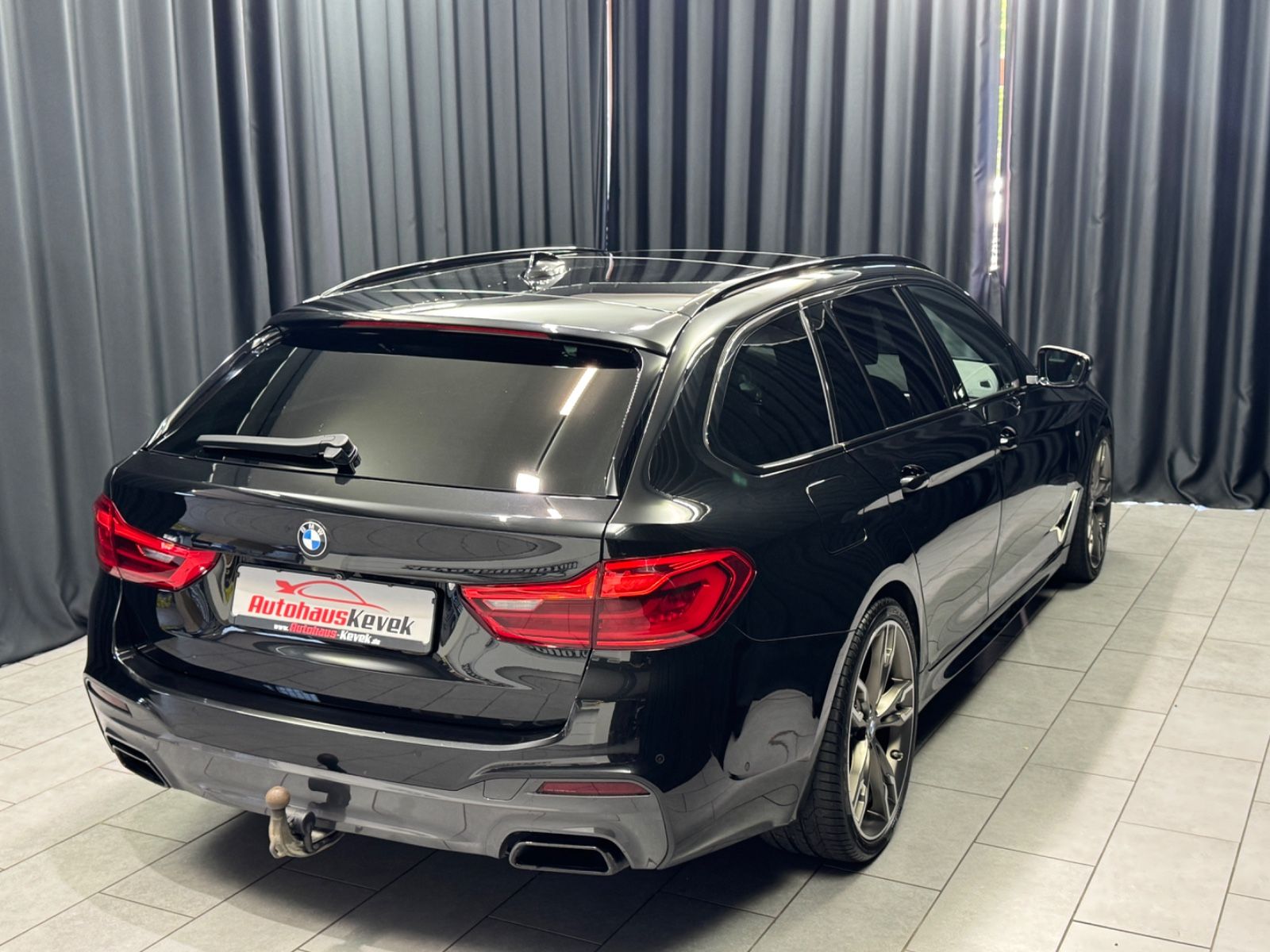 Fahrzeugabbildung BMW M550d xDrive Touring|PANO|NAVI|AHK|1.HAND
