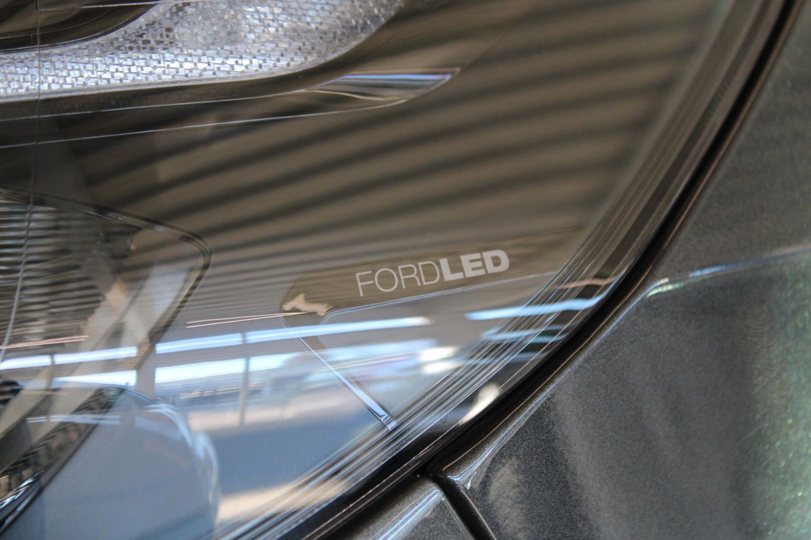Fahrzeugabbildung Ford Tourneo Custom L2 8-Sitz Titanium Aut. LED PANO