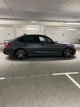 BMW M Sportpaket|H&K|Carplay|BMW Scheckheft|Glasdach - mit Benzin-Antrieb: Grau, Limousine, Sportpaket