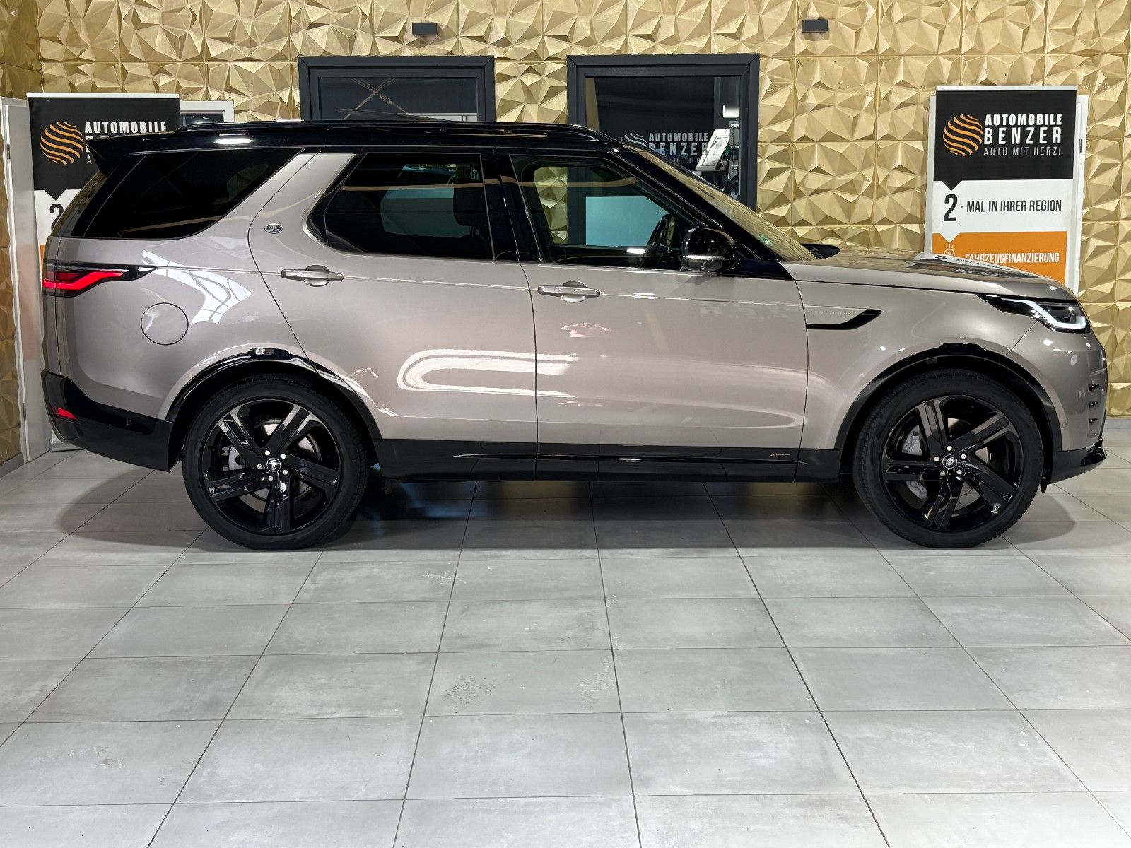 Fahrzeugabbildung Land Rover Discovery 5 R-Dynamic HSE D300 AWD/7-SITZ/360°/