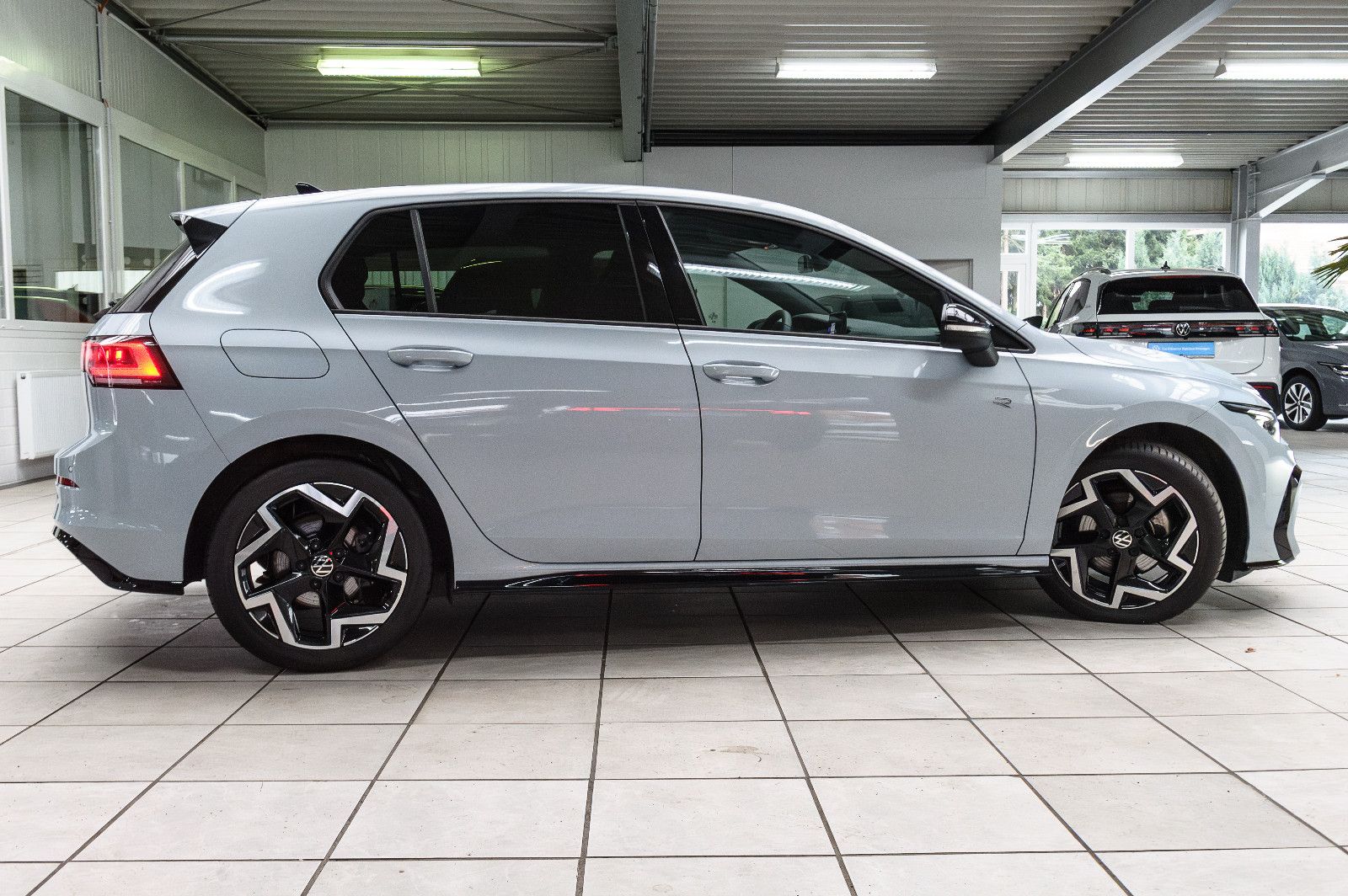 Fahrzeugabbildung Volkswagen Golf VIII 2.0 TDI R-Line IQ-LIGHT+BLACK-STYLE