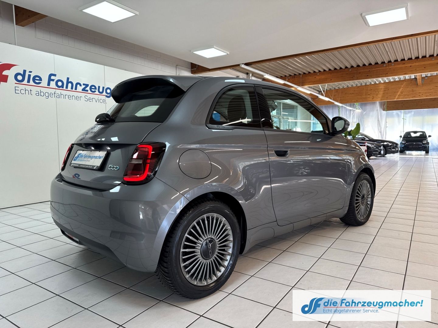 Fahrzeugabbildung Fiat 500 e Icon Navi Memory Sitze Apple CarPlay Andro