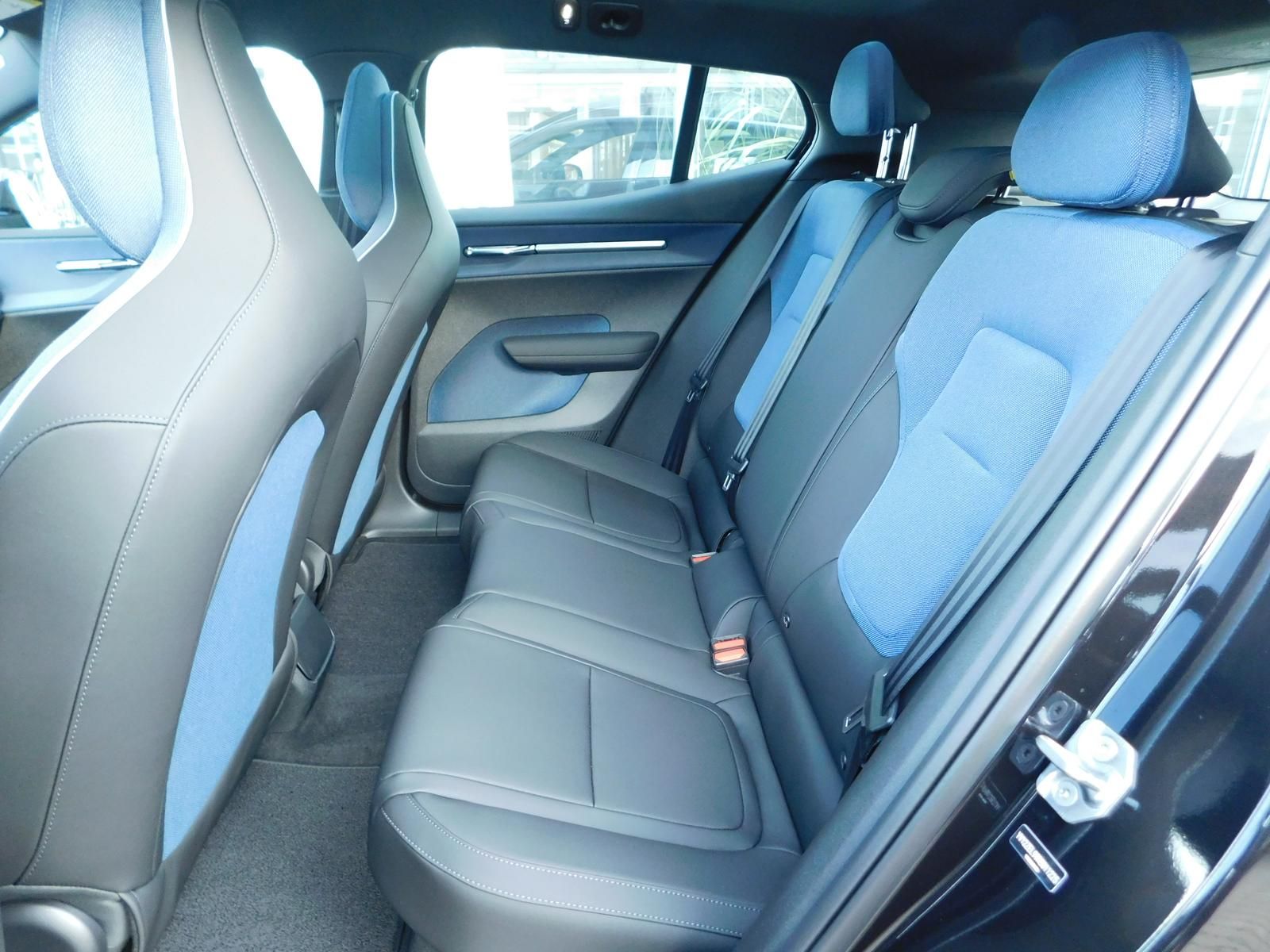 Fahrzeugabbildung Volvo EX30 Plus 2WD Pure Electric