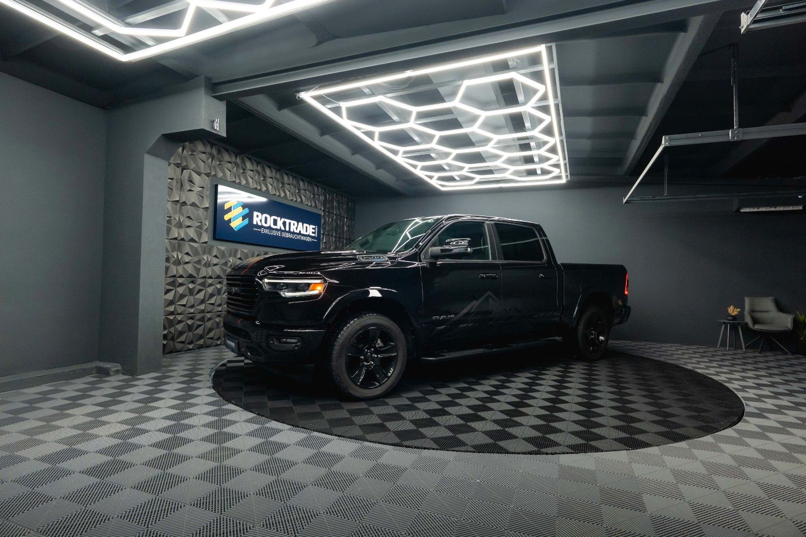 Fahrzeugabbildung Dodge RAM 5.7 V8 HEMI 4x4 LIMITED Style Night-Edition