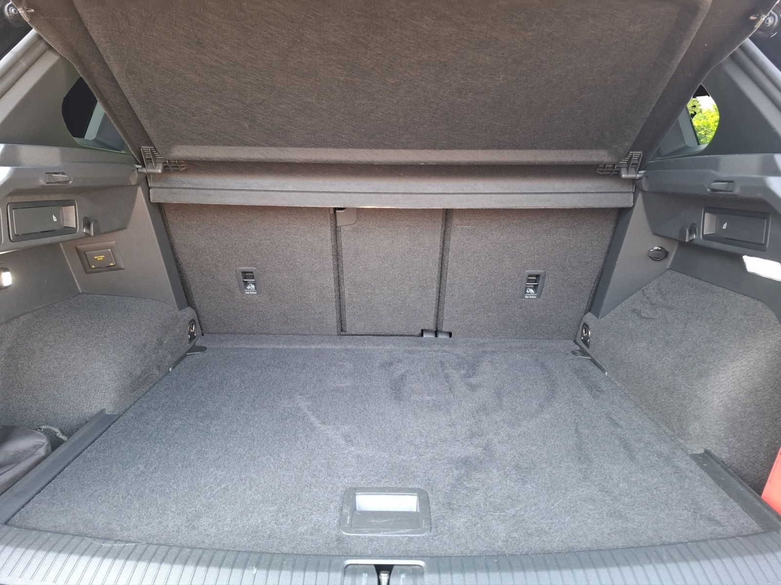 Fahrzeugabbildung Volkswagen Tiguan TDI R-Line DSG STH Matrix AHK Navi AID AC