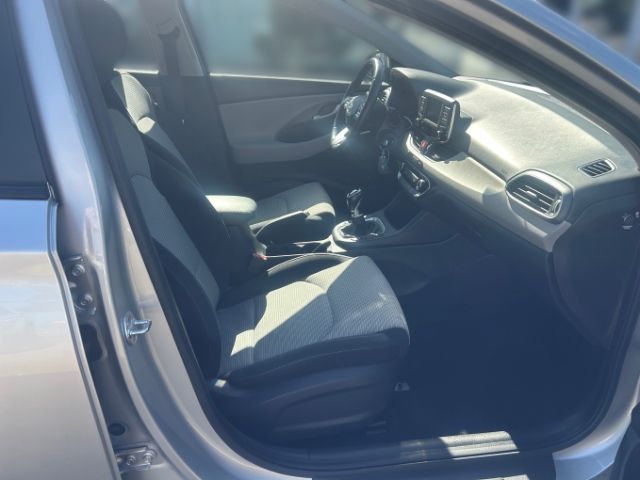 Fahrzeugabbildung Hyundai i30 Select 1.4 Fahrerprofil Spurhalteass. Fernli