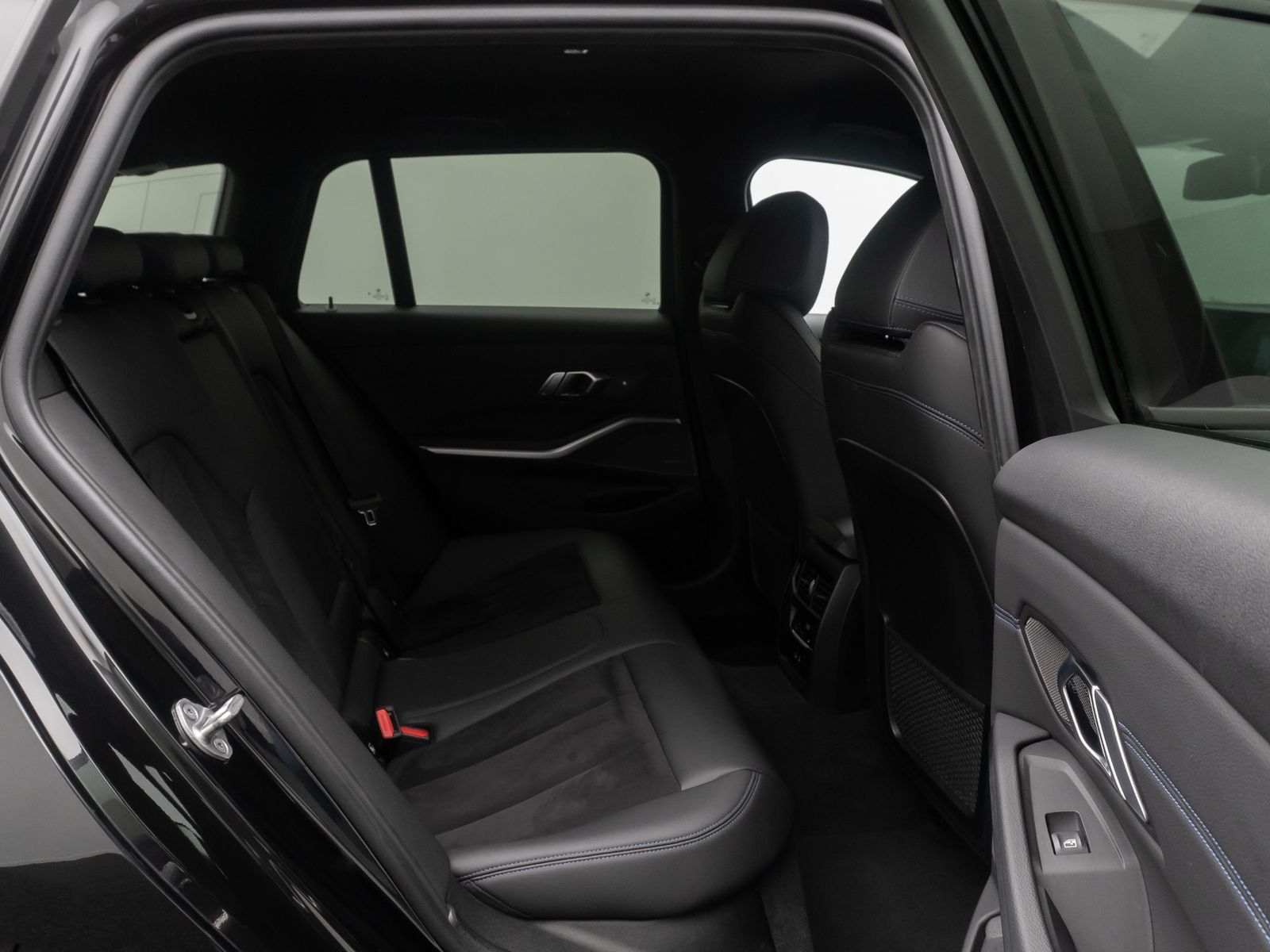 Fahrzeugabbildung BMW 330e M Sport DAB Kamera HUD H/K 19Zoll Parkassis