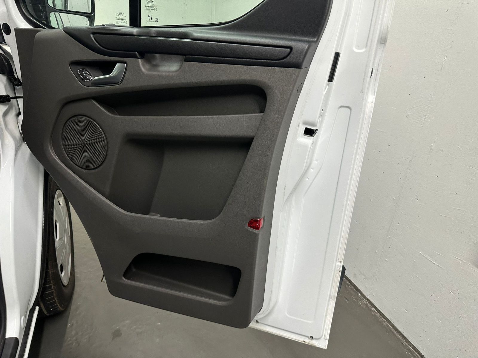 Fahrzeugabbildung Ford Transit Custom 320 L1H1 9-SITZE*2xKLIMA*TEMPO*ZH