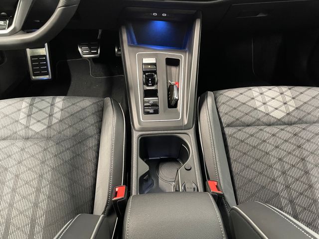 Golf VIII R-Line 1.5 eTSI DSG LED HARMAN-KARDON