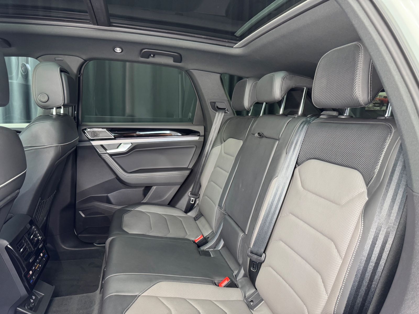 Fahrzeugabbildung Volkswagen Touareg 4.0 V8 TDI RLine|4Motion|MASSAGE|AHK|DYN
