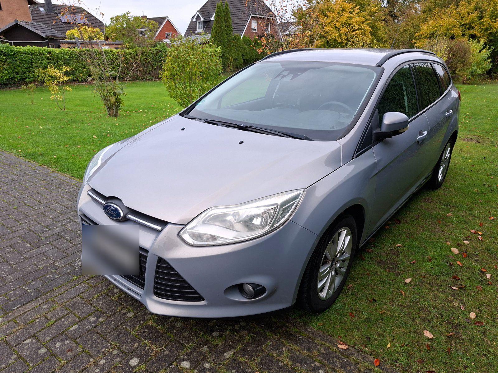 Ford Focus 2011 — салон