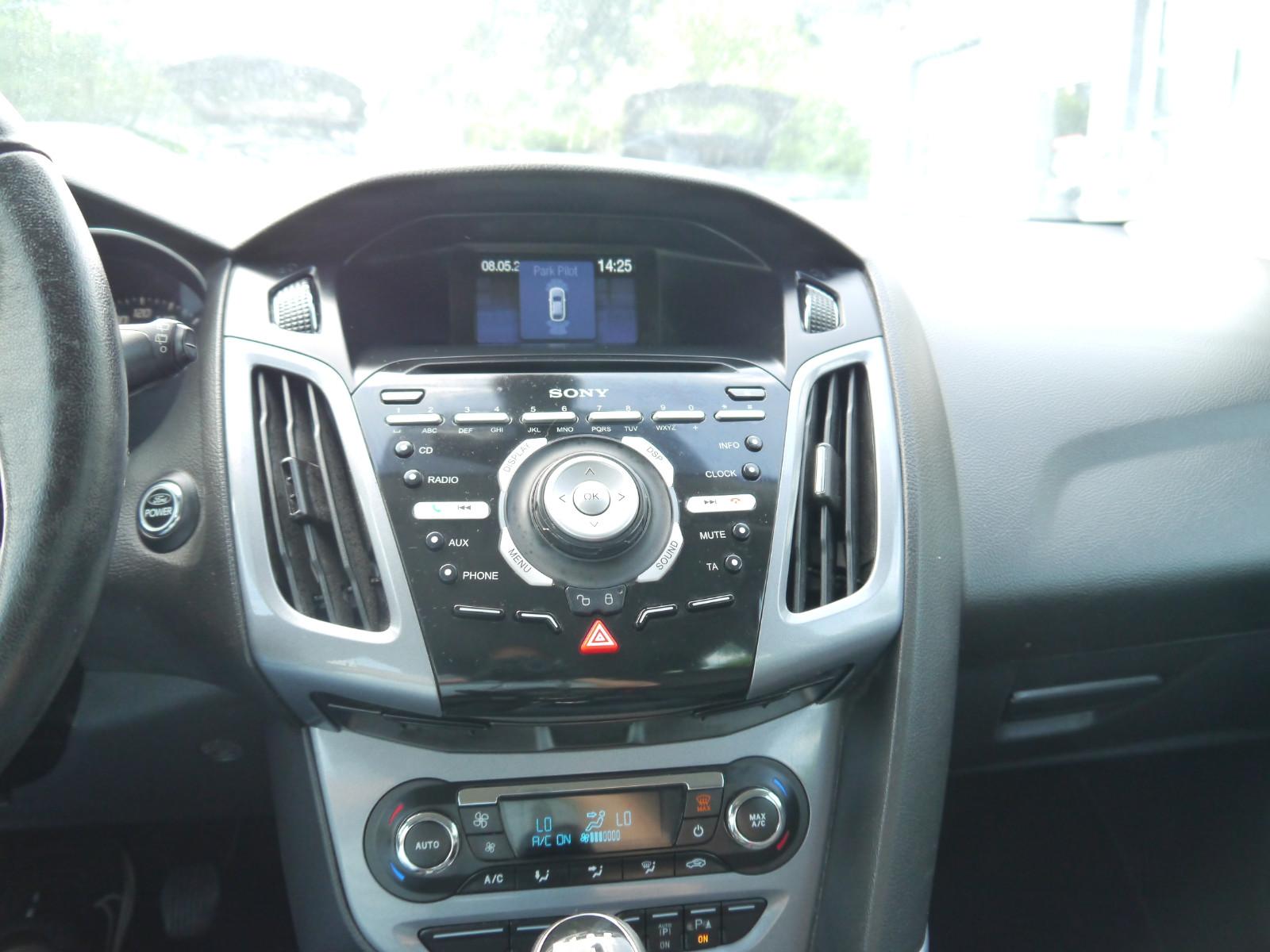 Ford Focus 2011 — photo 9