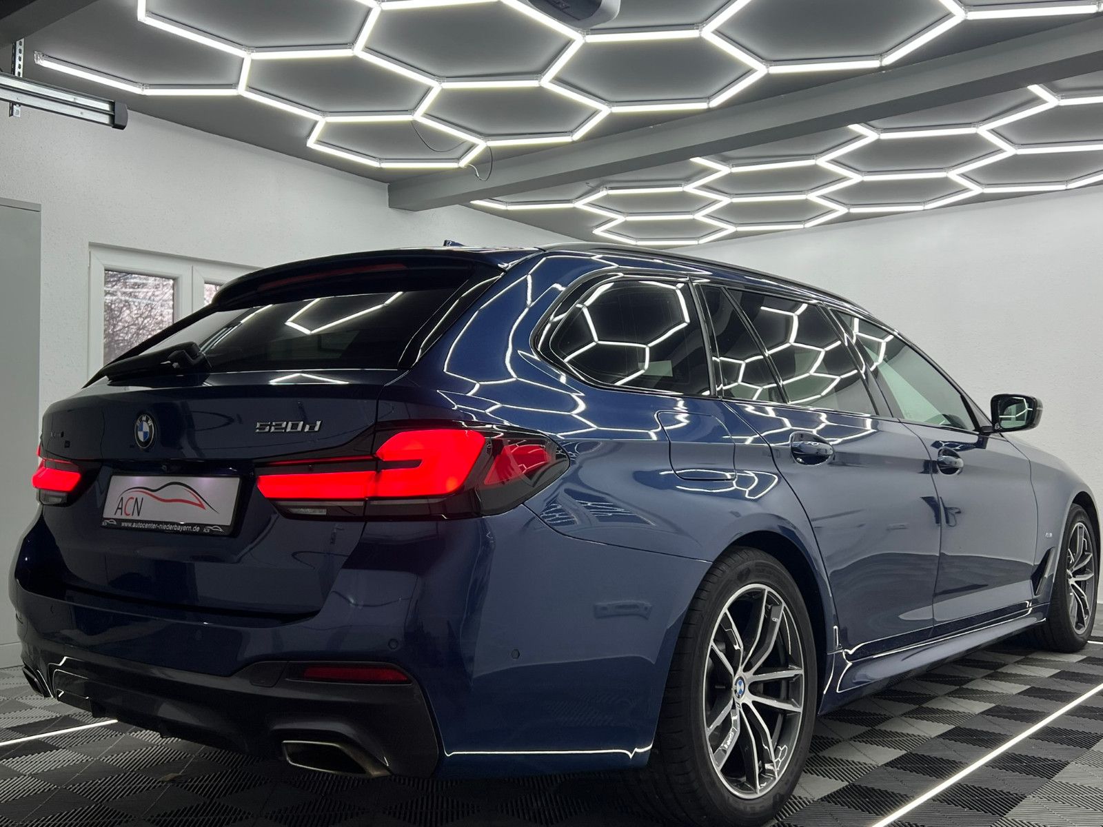 Fahrzeugabbildung BMW 520 d xDrive M SPORT/STHZ/LED/ACC/AHK/AMBIENTE