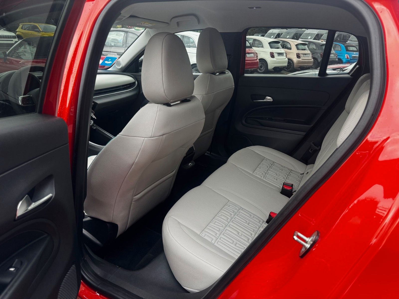 Fahrzeugabbildung Fiat 600E La Prima / Navi / Kamera / Sitzheizung