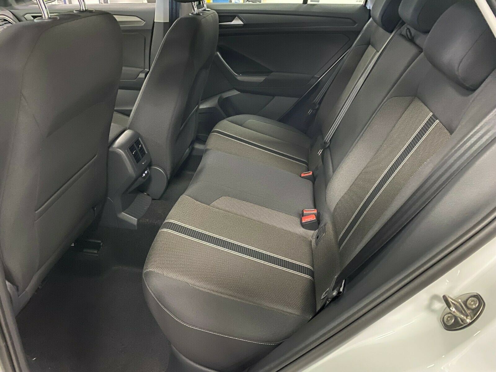 Fahrzeugabbildung Volkswagen T-Roc 1.5 TSI DSG Style+ACC+AHK abnehm.+LED+PDC+