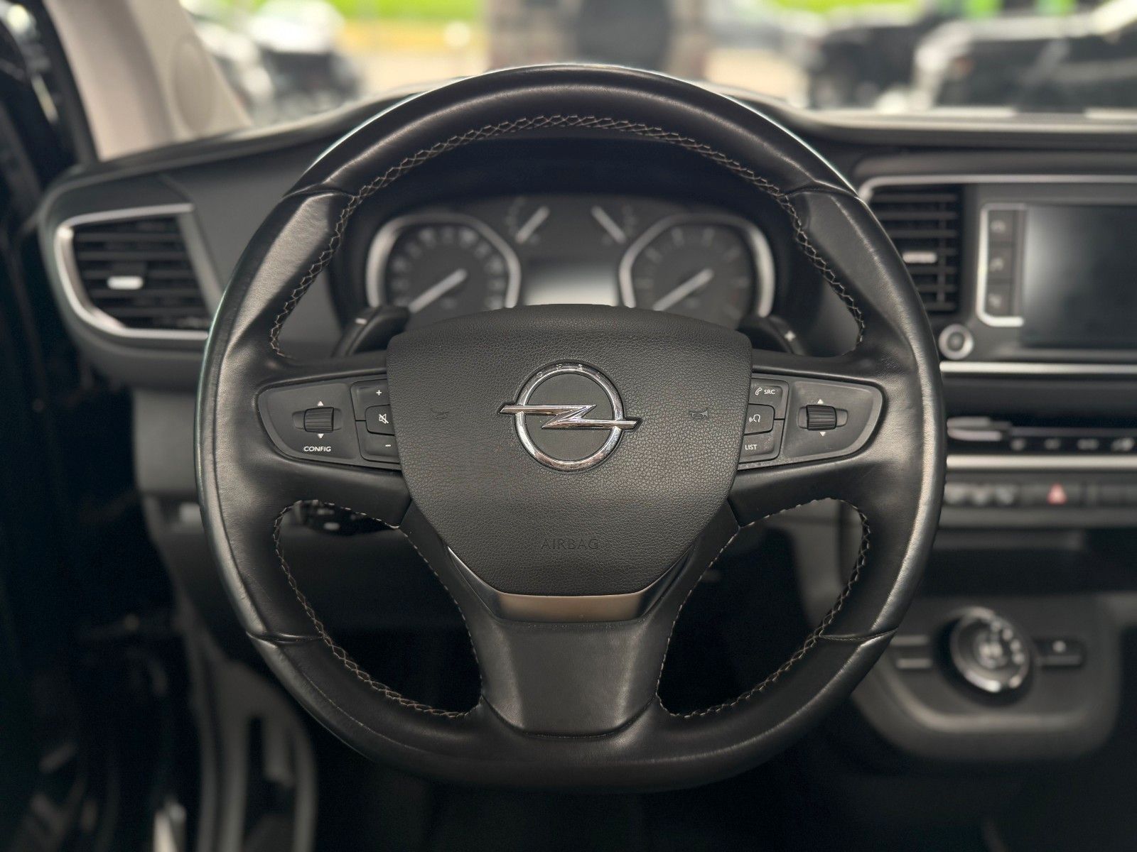 Fahrzeugabbildung Opel Vivaro 2.0 CDTI Automatik Zafira Life "AHK PANO"