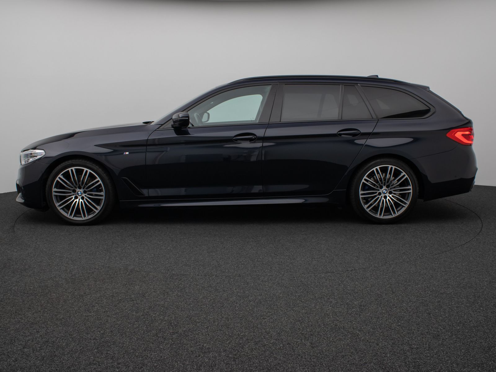Fahrzeugabbildung BMW 530d xD M Sport Panorama Kamera HUD H/K Komfort