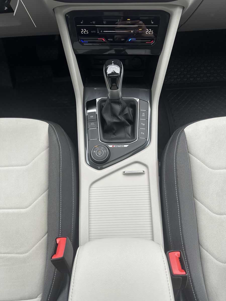 Fahrzeugabbildung Volkswagen Tiguan 2.0 TDI DSG 4M Elegance NAV+LED+ACC+PANO