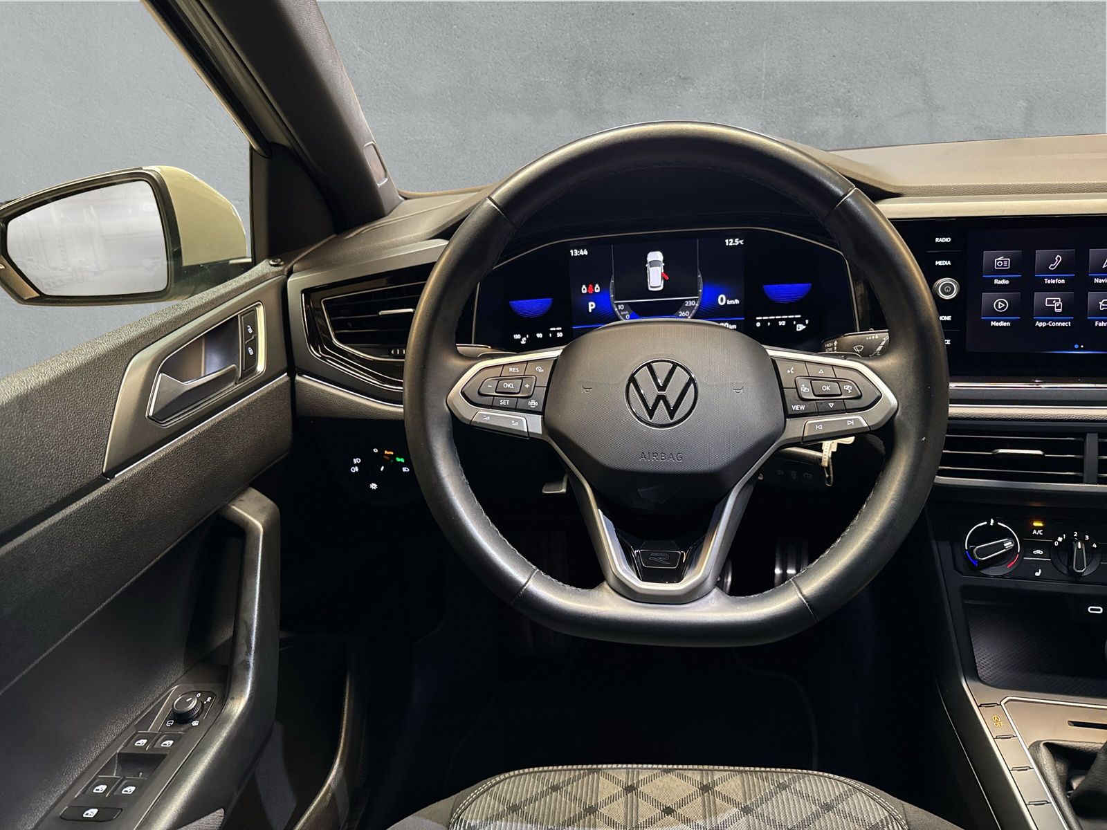 Fahrzeugabbildung Volkswagen Polo 1.0 TSI R-Line PDC SHZ LED digitalCP