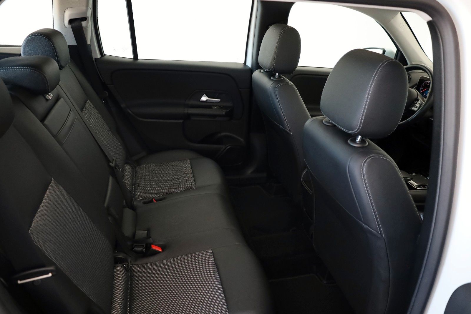 Fahrzeugabbildung Mercedes-Benz GLB 200 d, T.Leder,Navi,LED,SH,Kamera,Panorama