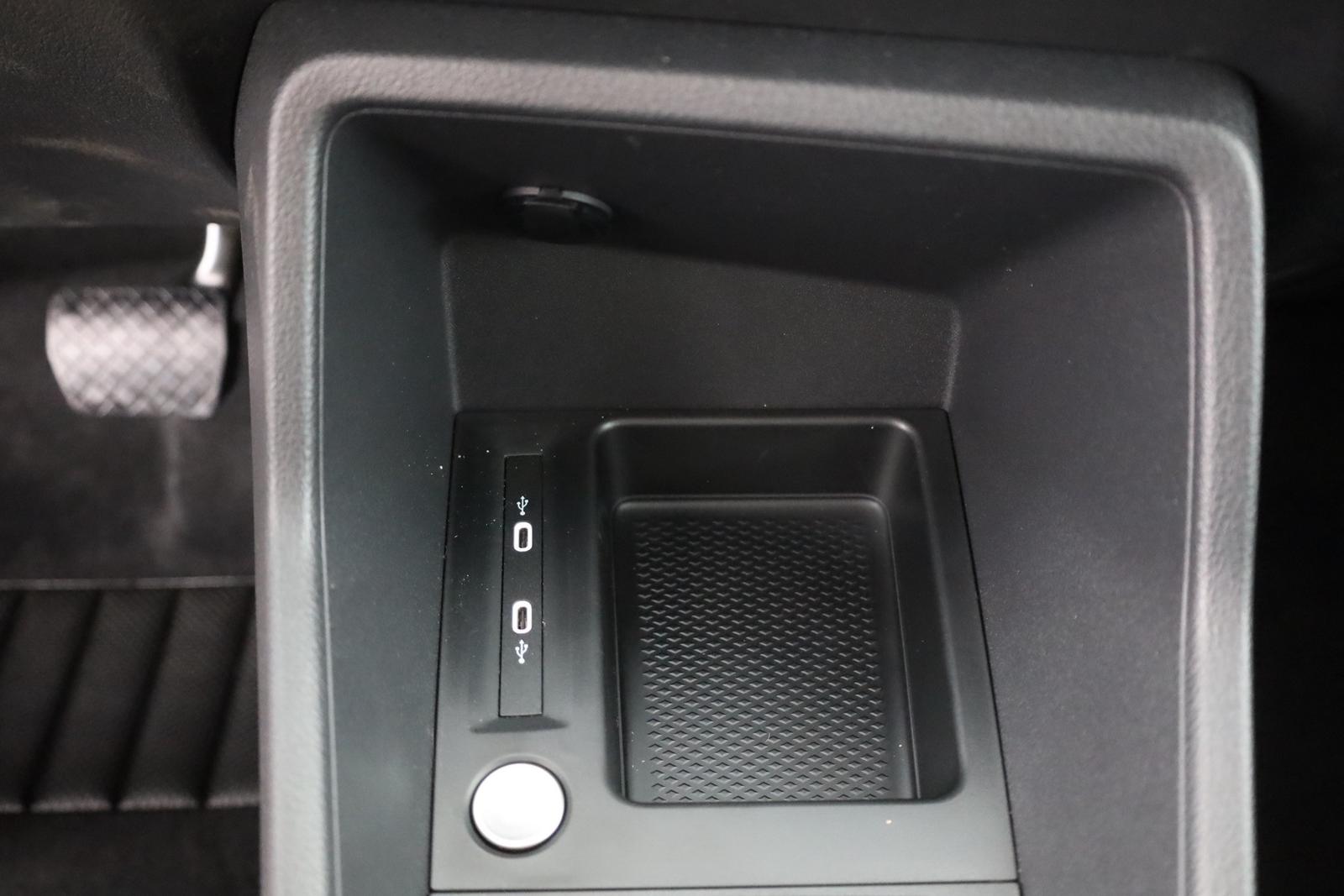 Volkswagen Caddy 1.5 TSI DSG LED ACC Kamera AHK