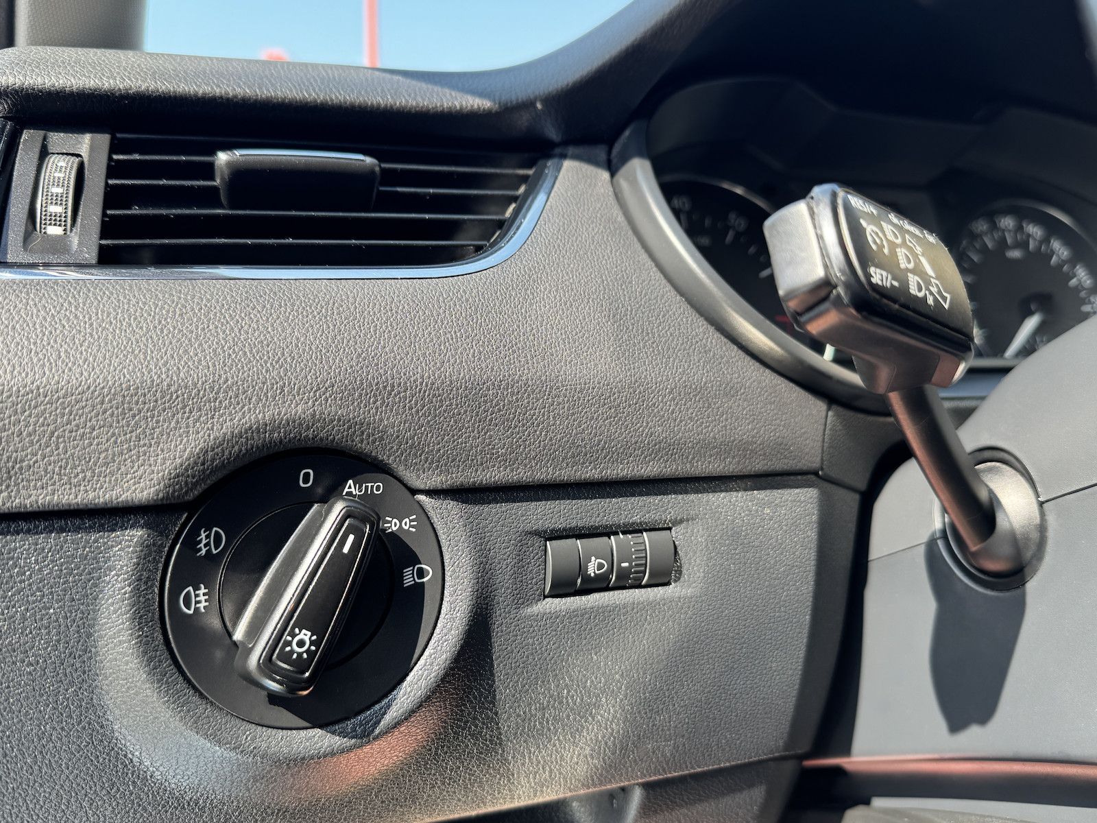 Fahrzeugabbildung SKODA Octavia 1.4 Elegance/Nav/DAB/Teilleder/Sound/Ahk