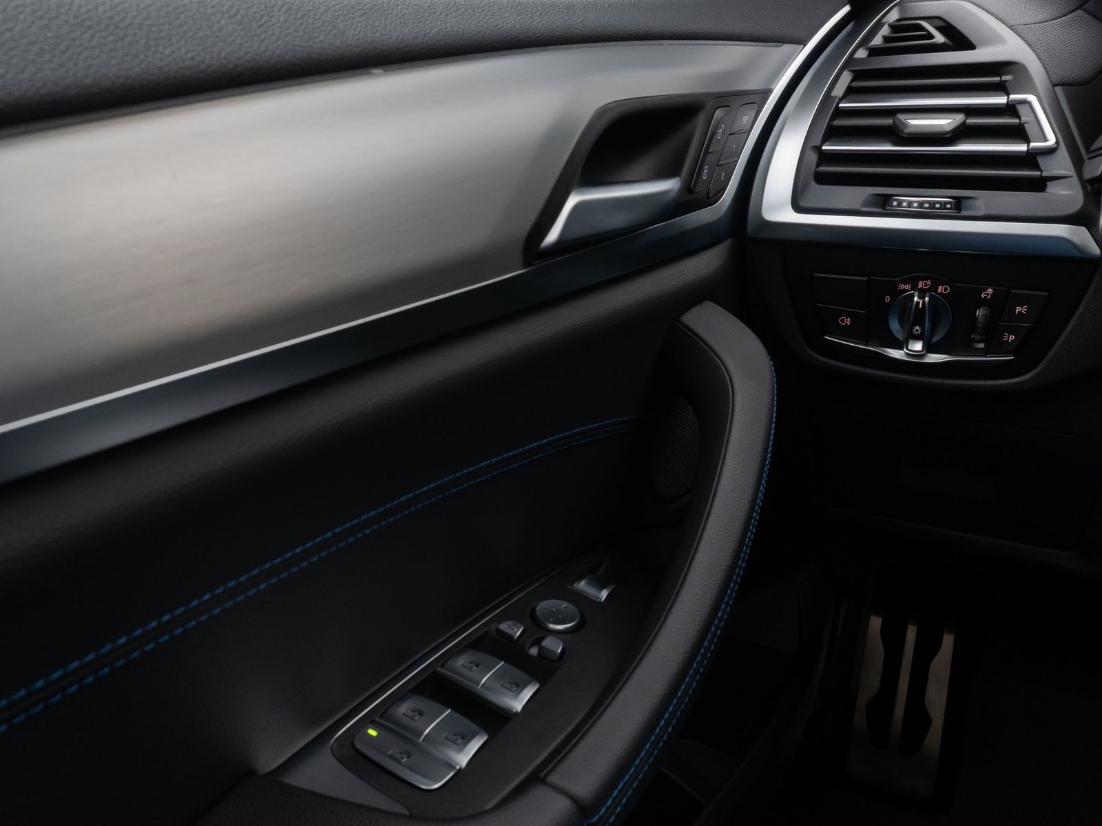 Fahrzeugabbildung BMW iX3 M Sport Impressive Panorama 360° HUD DAB H/K