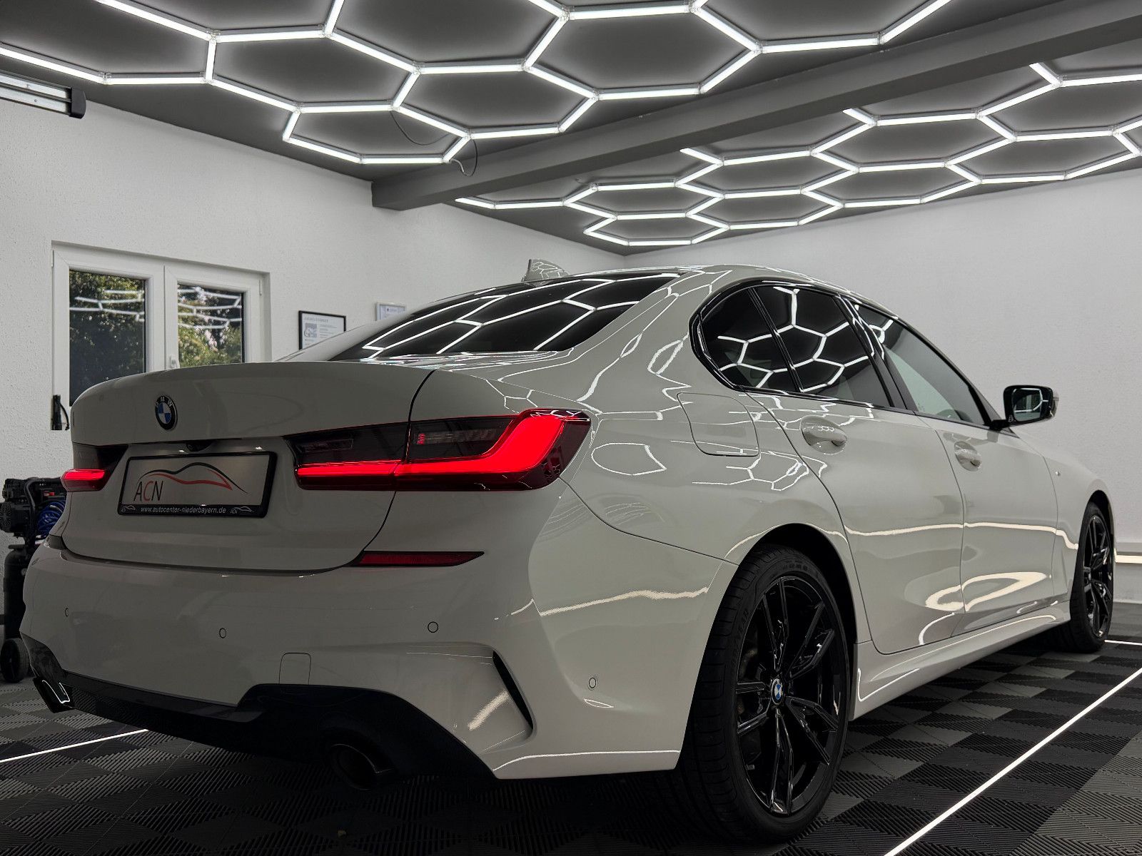 Fahrzeugabbildung BMW 330 i Lim. M SPORT/AHK/HuD/ACC/LASER/DE FZG