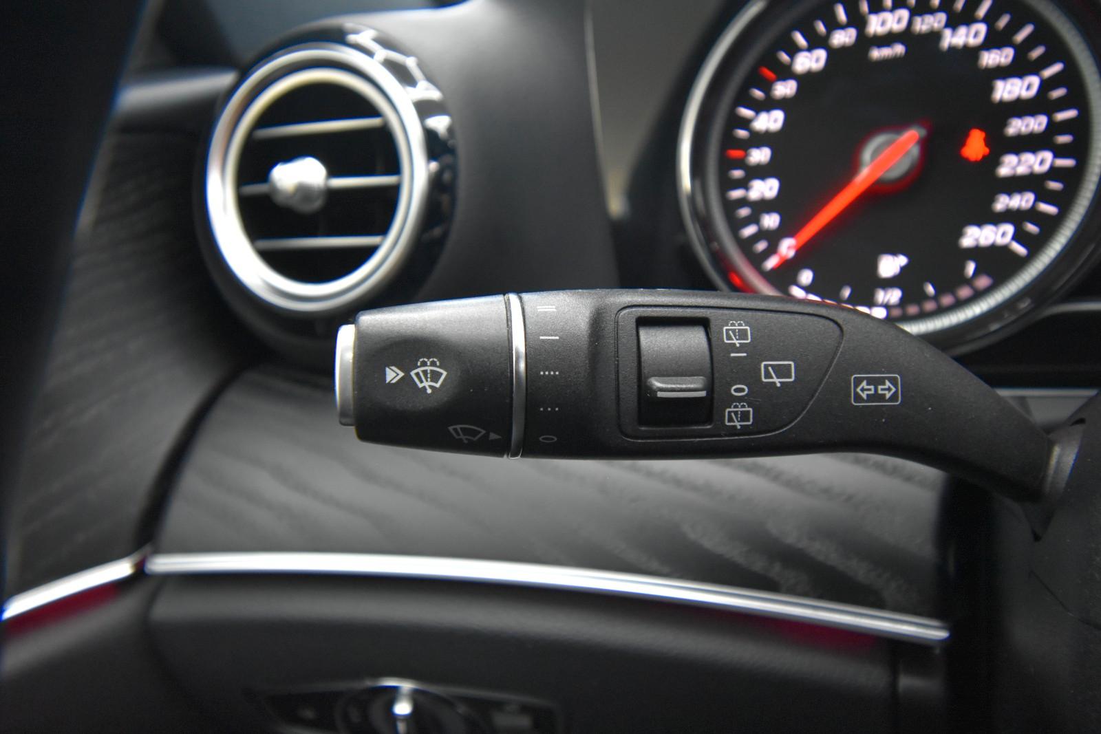 Mercedes-Benz E220d T-Modell LED SHZ RFK Glasdach Sportstyle