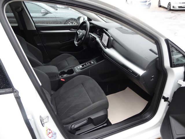 Fahrzeugabbildung Volkswagen Golf VIII Lim. Life/DSG/Navi/AHK/LED/PDC/150PS/