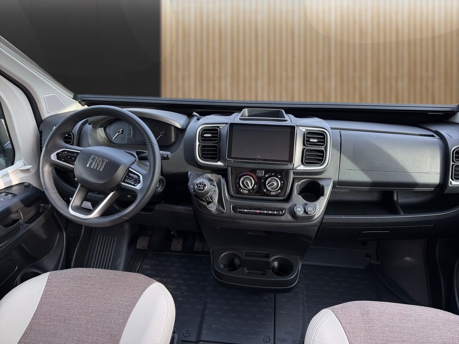 Fahrzeugabbildung Eura Mobil Van V 595 HB Alufelgen, RFK, Captain-Chair-Sitze