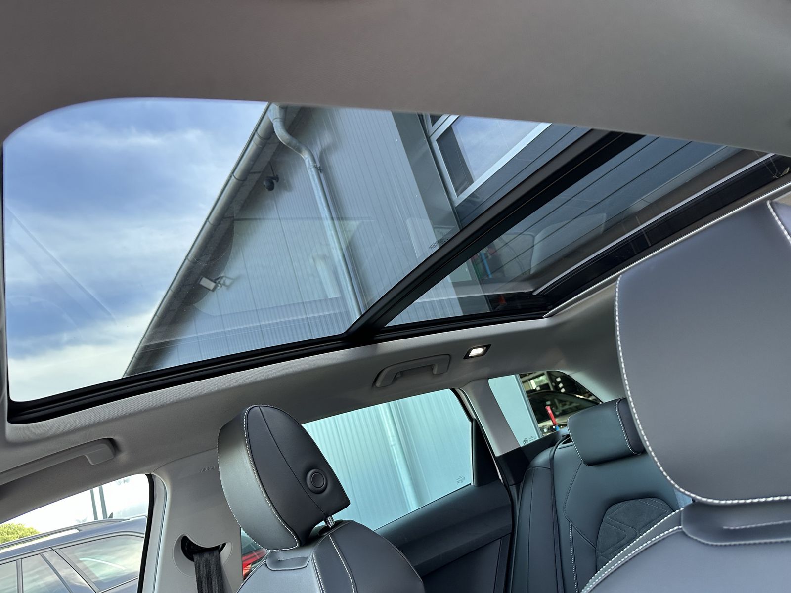 Fahrzeugabbildung SEAT Leon SpT 2.0 TDI DSG NAV+LED+V-COCKPIT+ACC+PANO