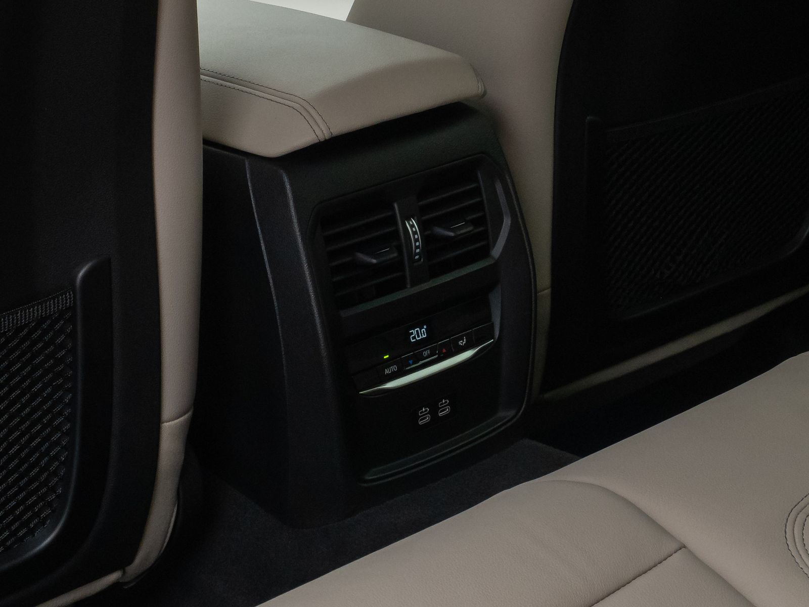 Fahrzeugabbildung BMW 330e xD Kamera HUD DAB HiFi Stop&Go AHK Sport