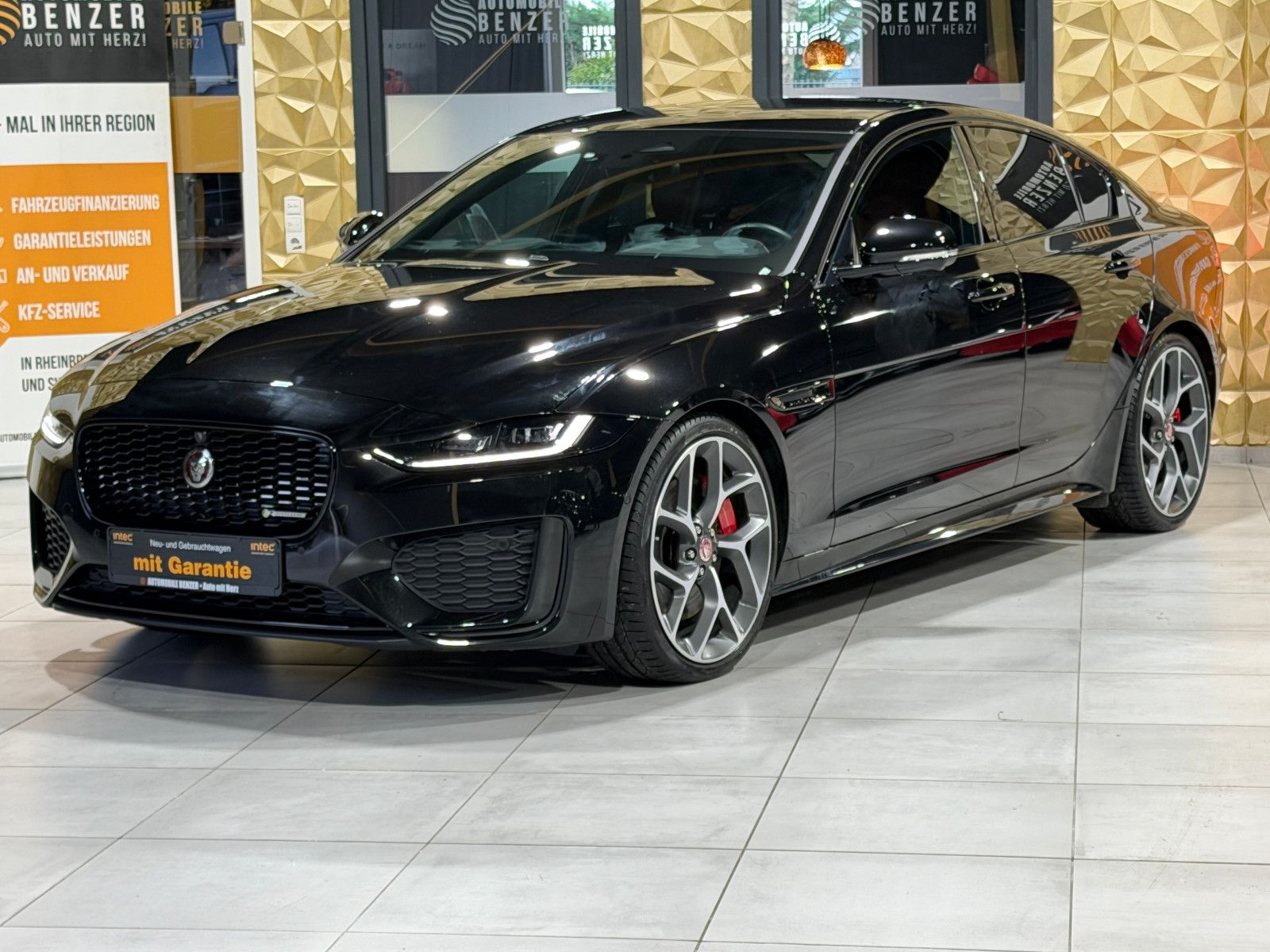 Fahrzeugabbildung Jaguar XE R-Dynamic Black/360°/NAVI/APPLE/SOUND/SHZ
