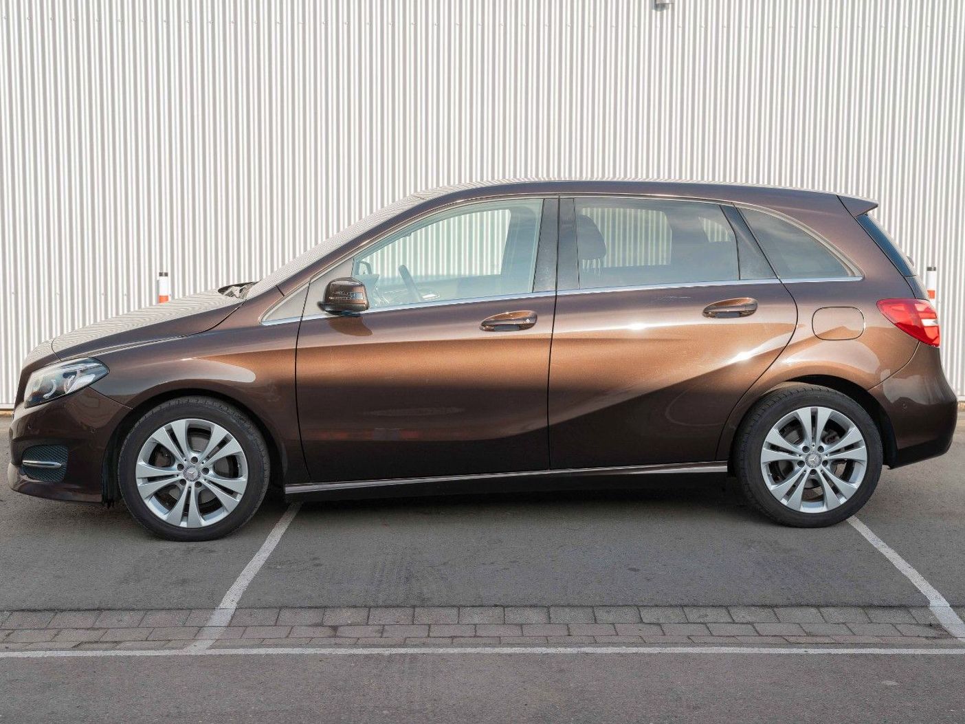Fahrzeugabbildung Mercedes-Benz B 200 KAM PDC MFL XENON AHK -WENIG KM-