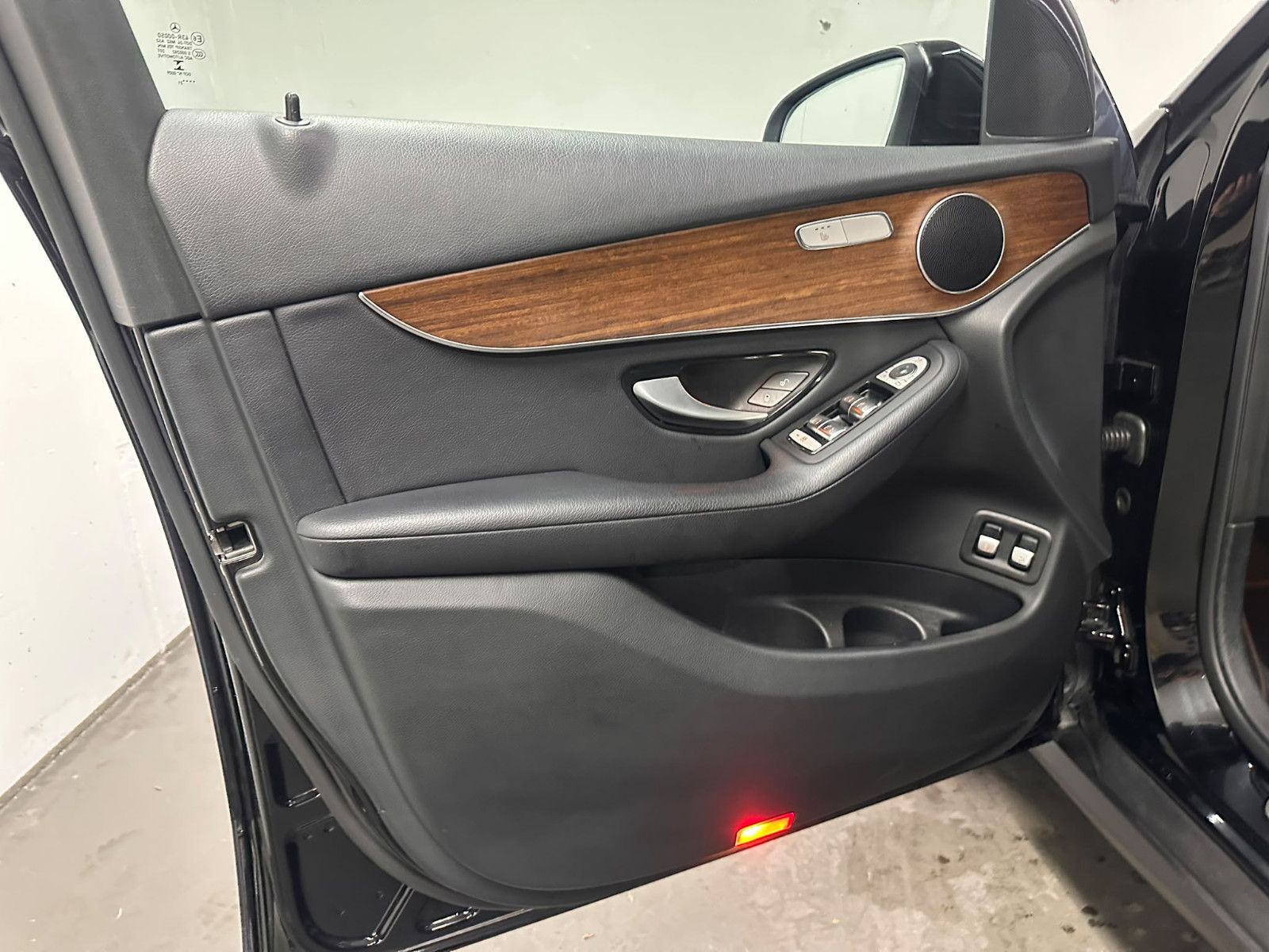Fahrzeugabbildung Mercedes-Benz GLC 300 e 4MATIC Autom.*AHK*PANORAMA*DISTRO