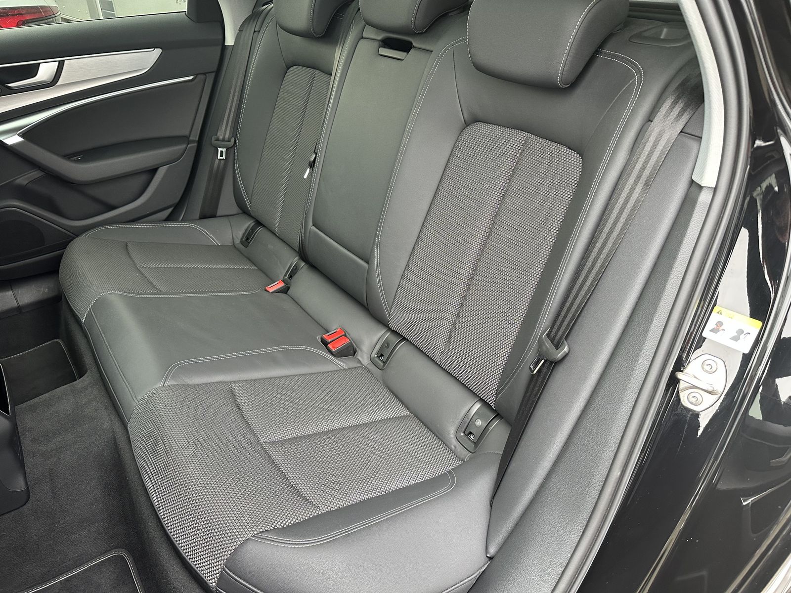 Fahrzeugabbildung Audi A6 Avant 55 TFSIe Qu S-Line NAV+LED+PANO+ACC+KAM