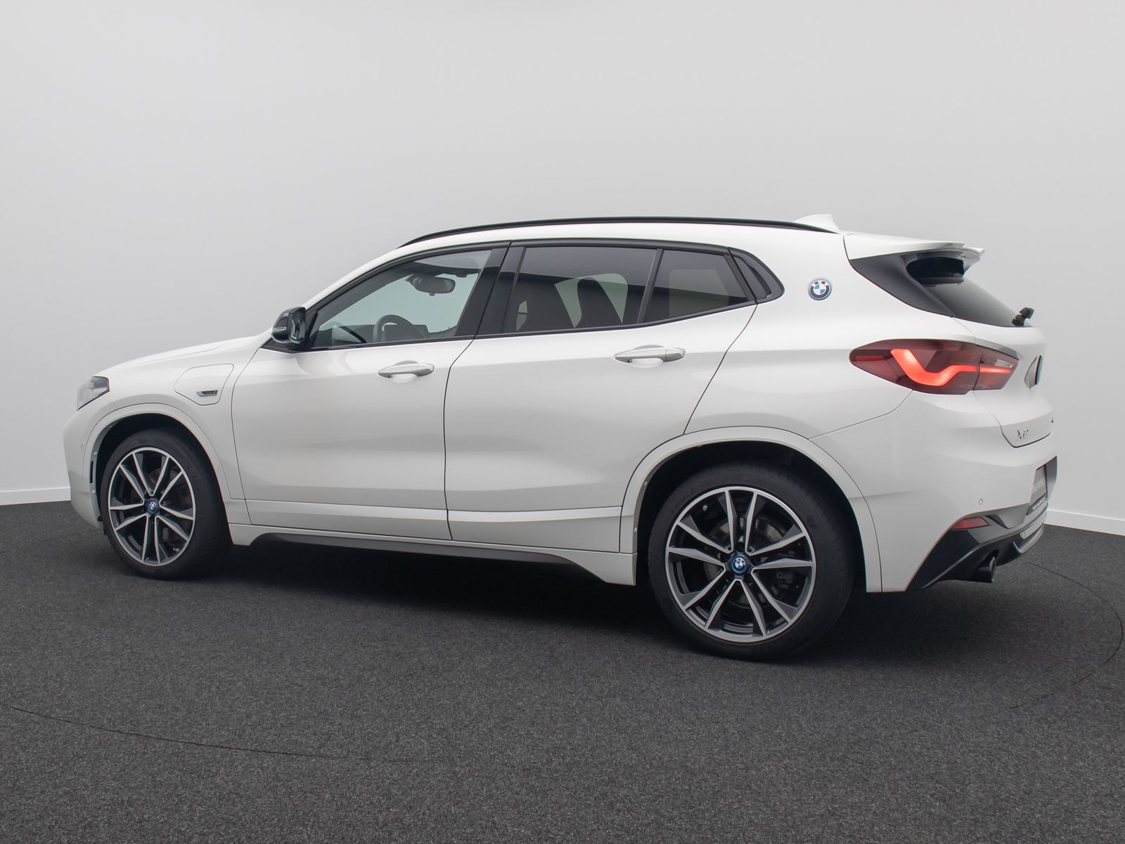 Fahrzeugabbildung BMW X2 xD25e M Sport Kamera HUD DAB HiFi Komfort 19"