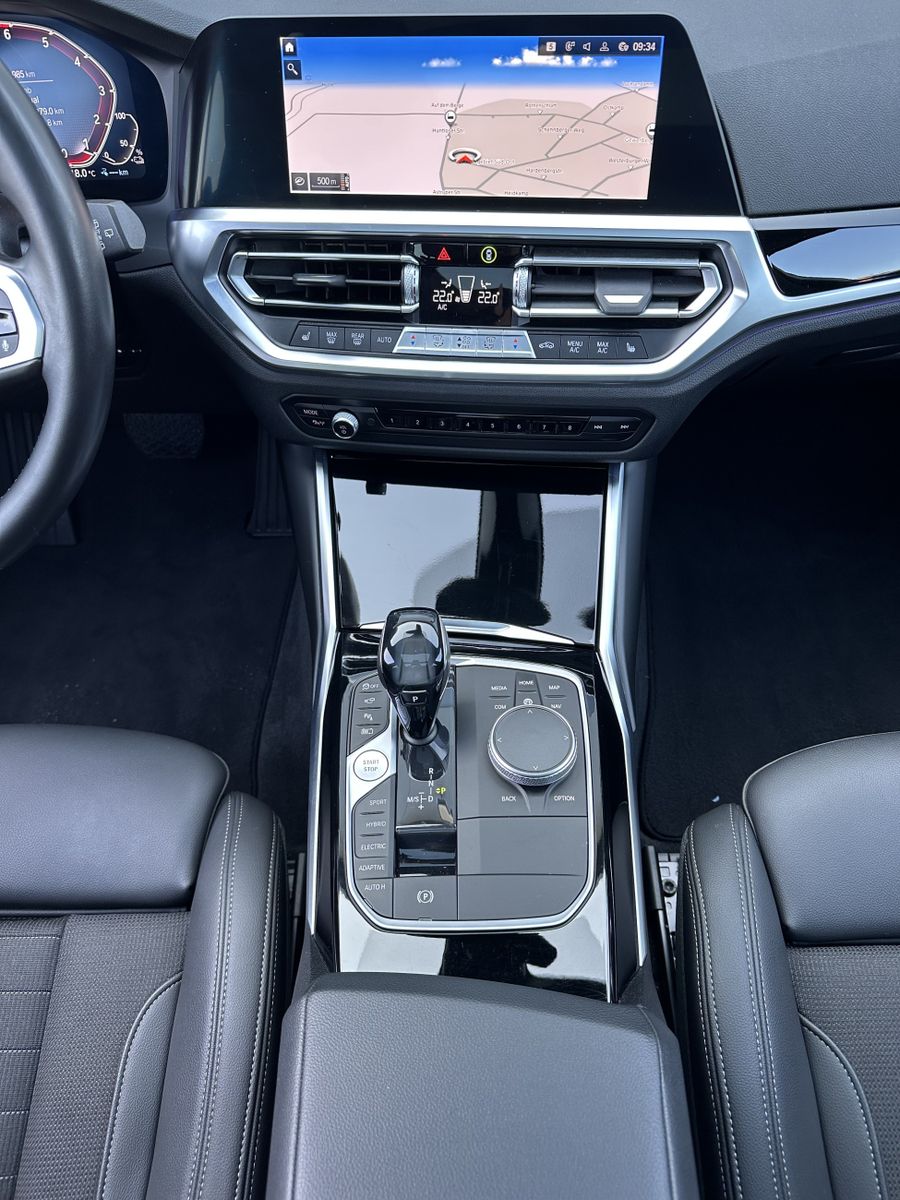 Fahrzeugabbildung BMW 330e Touring xDrive Sport Line NAV+LED+AHK+PANO