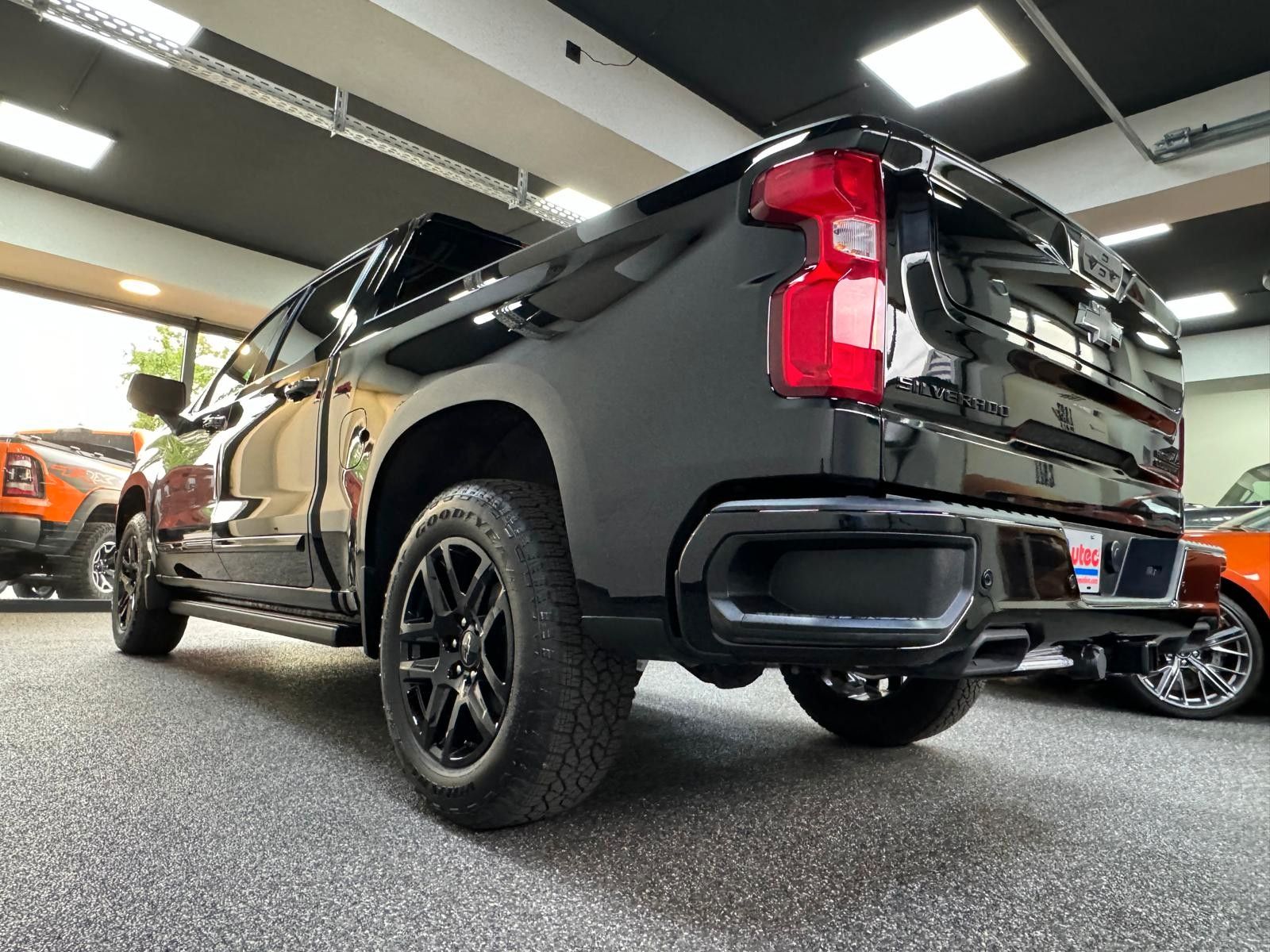 Fahrzeugabbildung Chevrolet 2026 SILVERADO MIDNIGHT DURAMAX DIESEL 4x4 HC