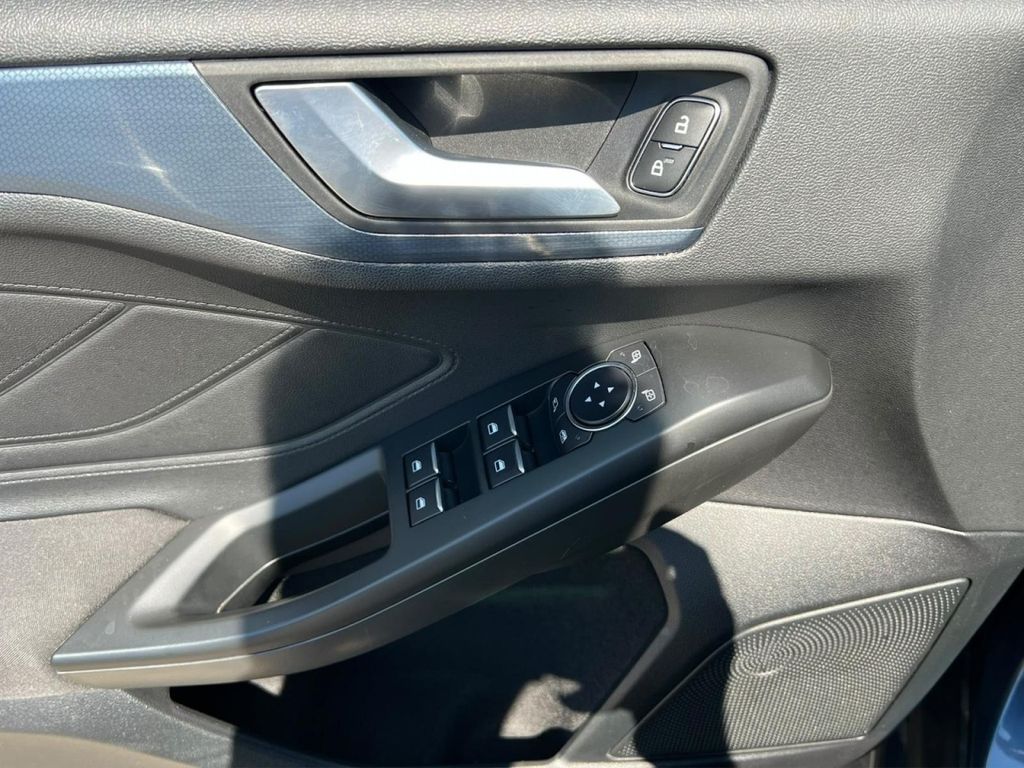 FORD Focus Lim. Active KLIMA,NAVI,PDC,TEMPOMAT,LED FORD Focus Lim. Active KLIMA,NAVI,PDC,TEMPOMAT,LED