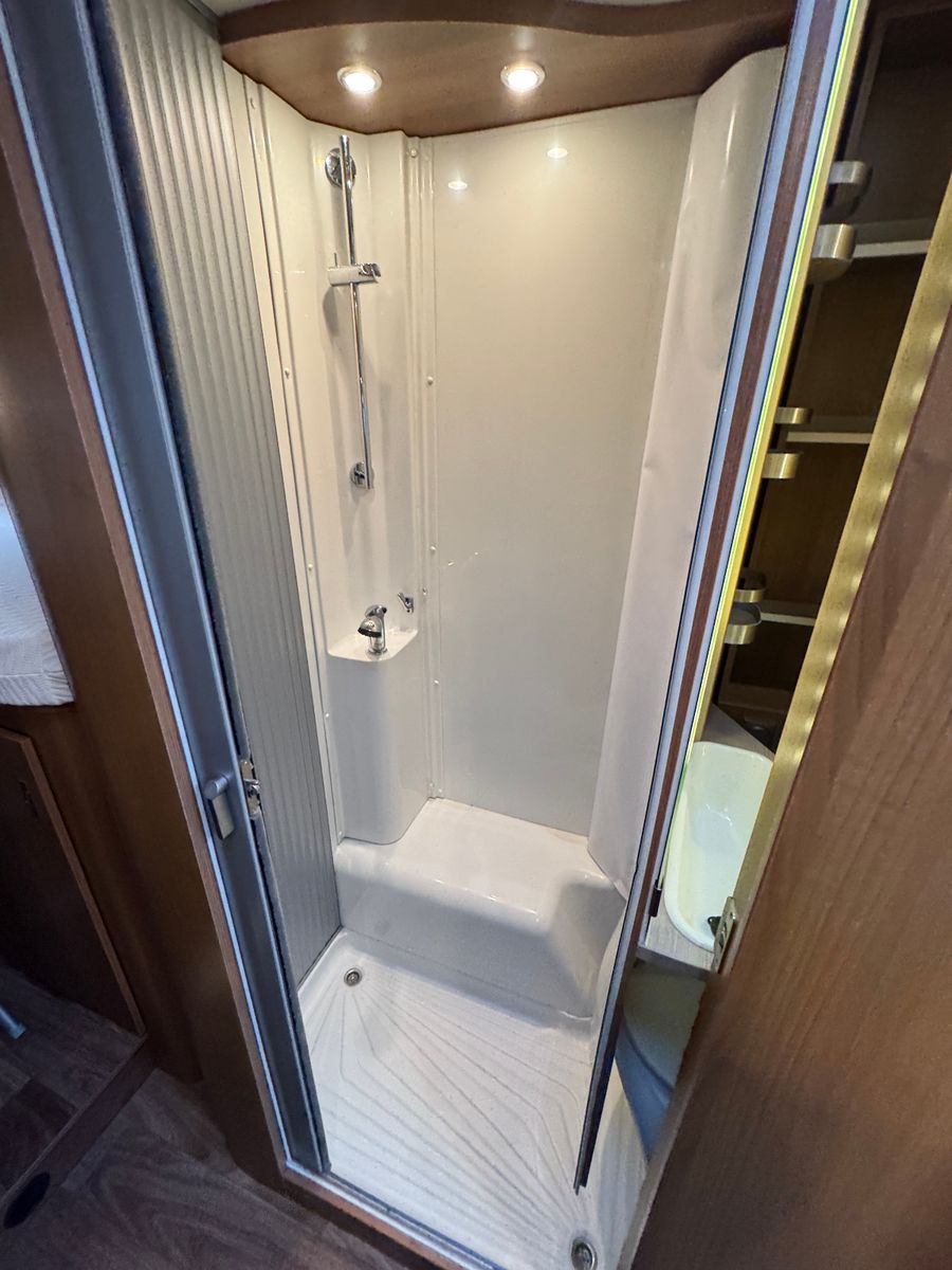 Fahrzeugabbildung Knaus VAN 650 I MEG AUTOMATIK LÄNGSBETT HUBBETT 1.HAND