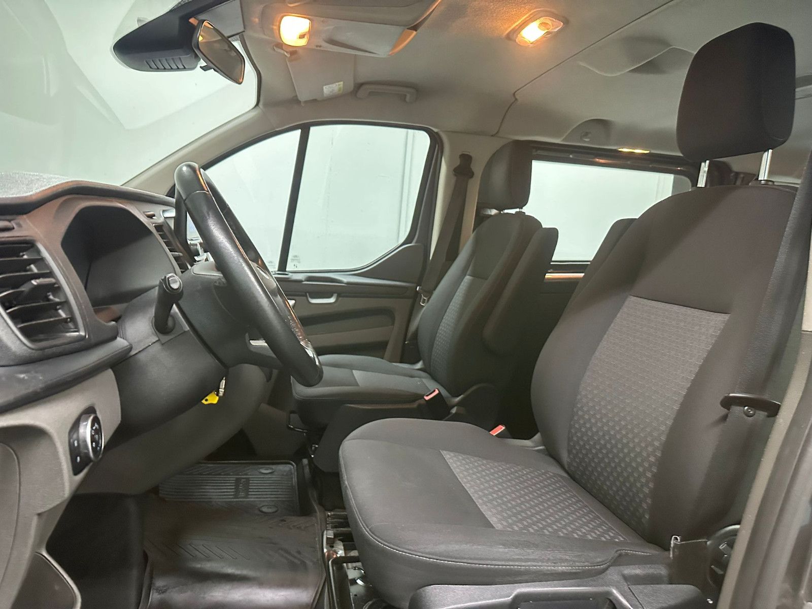 Fahrzeugabbildung Ford Transit Custom 320 L1H1*TREND*8-SITZE*NAVI*SPURH