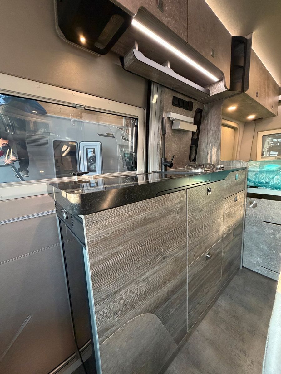 Fahrzeugabbildung Robeta Adonis - Luxus Campervan mit Aufstelldach